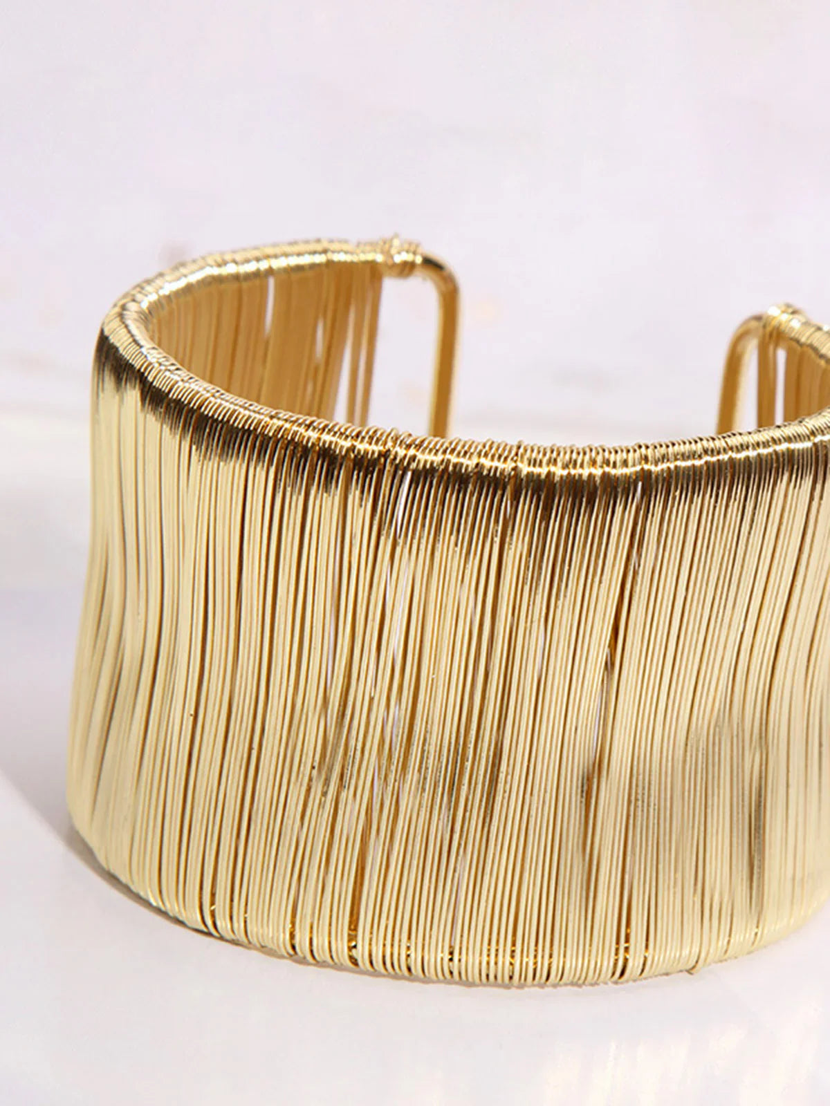 Bracelet Jonc en Fil Ridé Doré Leina