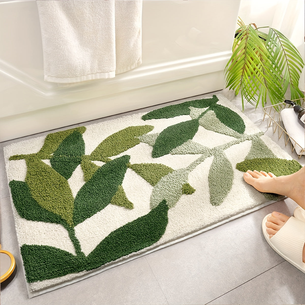 Tapis de bain Fien absorbant avec un élégant motif de feuilles – Confort antidérapant pour les salles de bain modernes