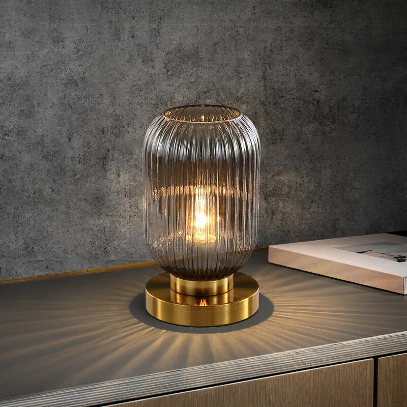 Lampe de table Isa en cristal - Lampe en verre au design scandinave, décoration intérieure moderne et élégante