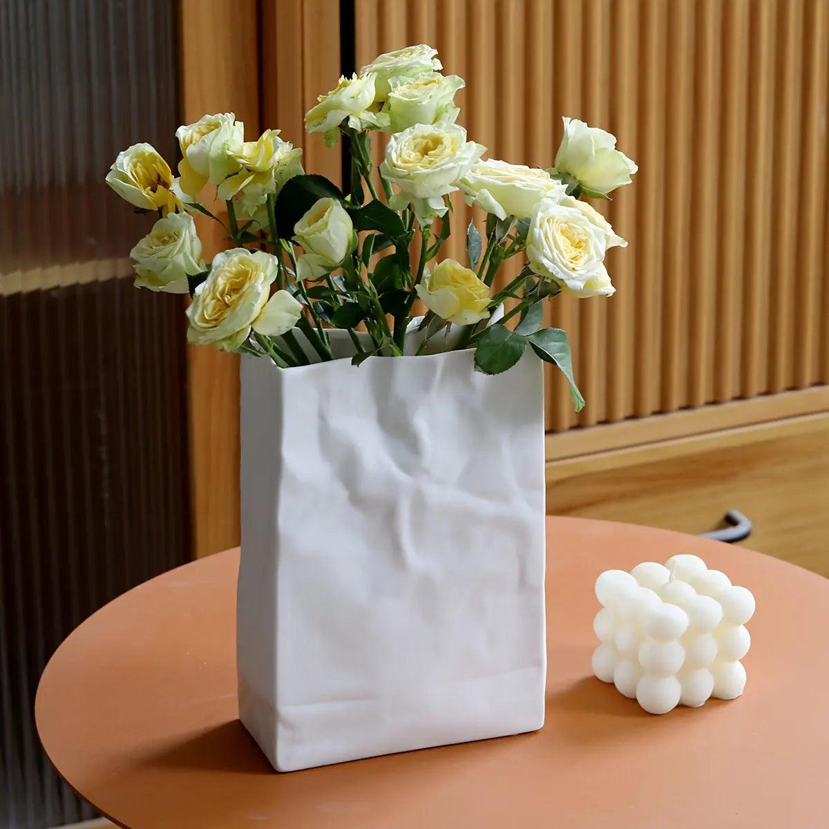 Vase en céramique artistique au design de sac en papier – Décoration unique pour intérieurs modernes