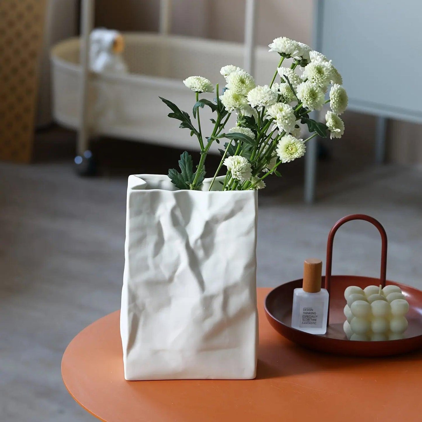 Vase en céramique artistique au design de sac en papier – Décoration unique pour intérieurs modernes