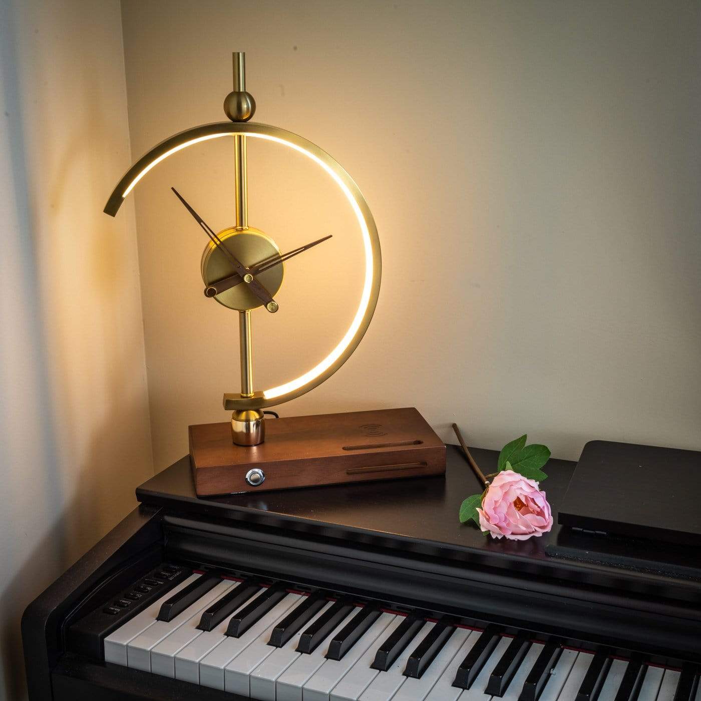 Lampe-réveil Luna Luxe avec chargeur sans fil – Lampe LED moderne avec luminosité réglable, fonction de charge Qi, pour la maison et le bureau