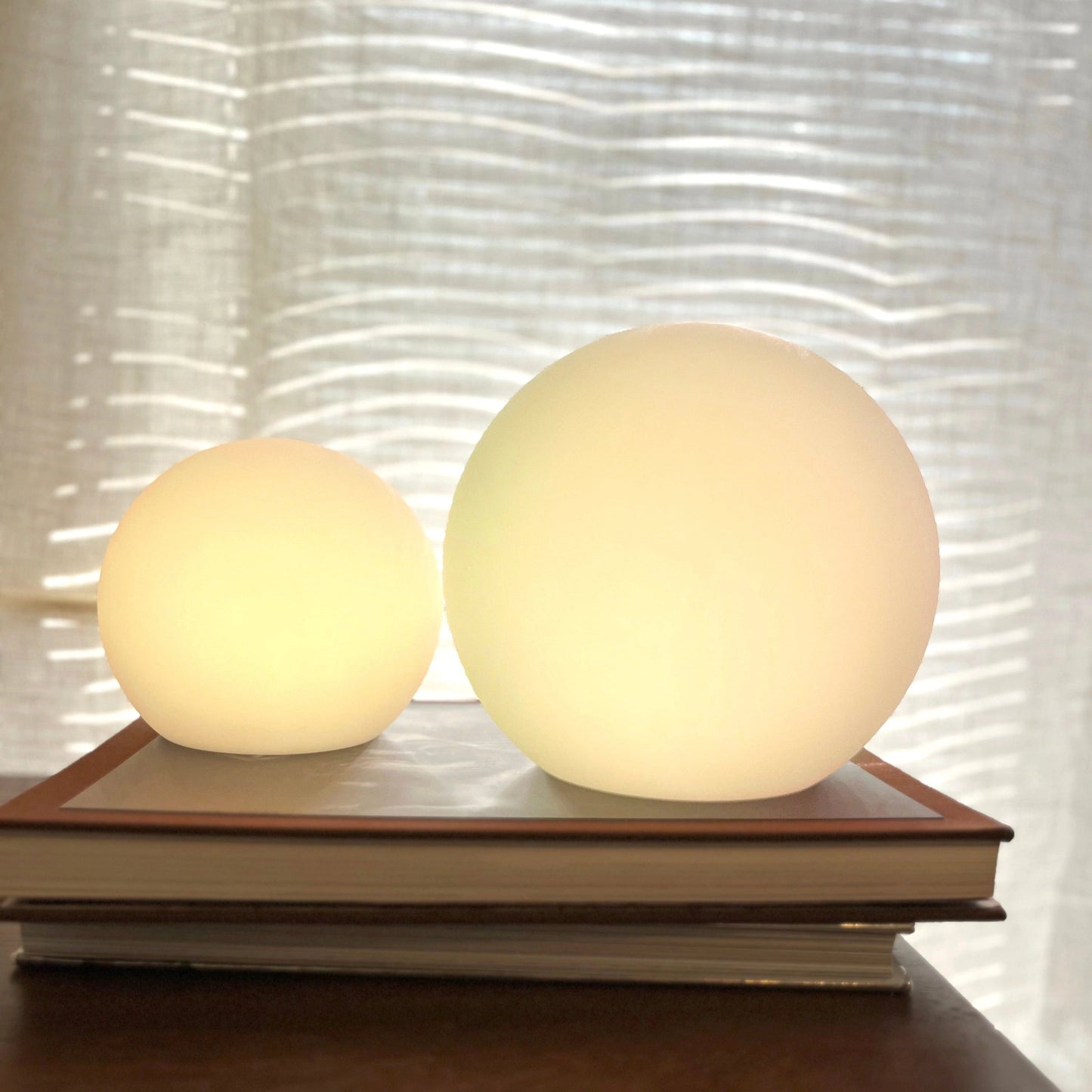 Lampe de Table LED Sans Fil en Forme de Lune – Rechargeable avec 16 Options de Changement de Couleur, Dimmable & Portable