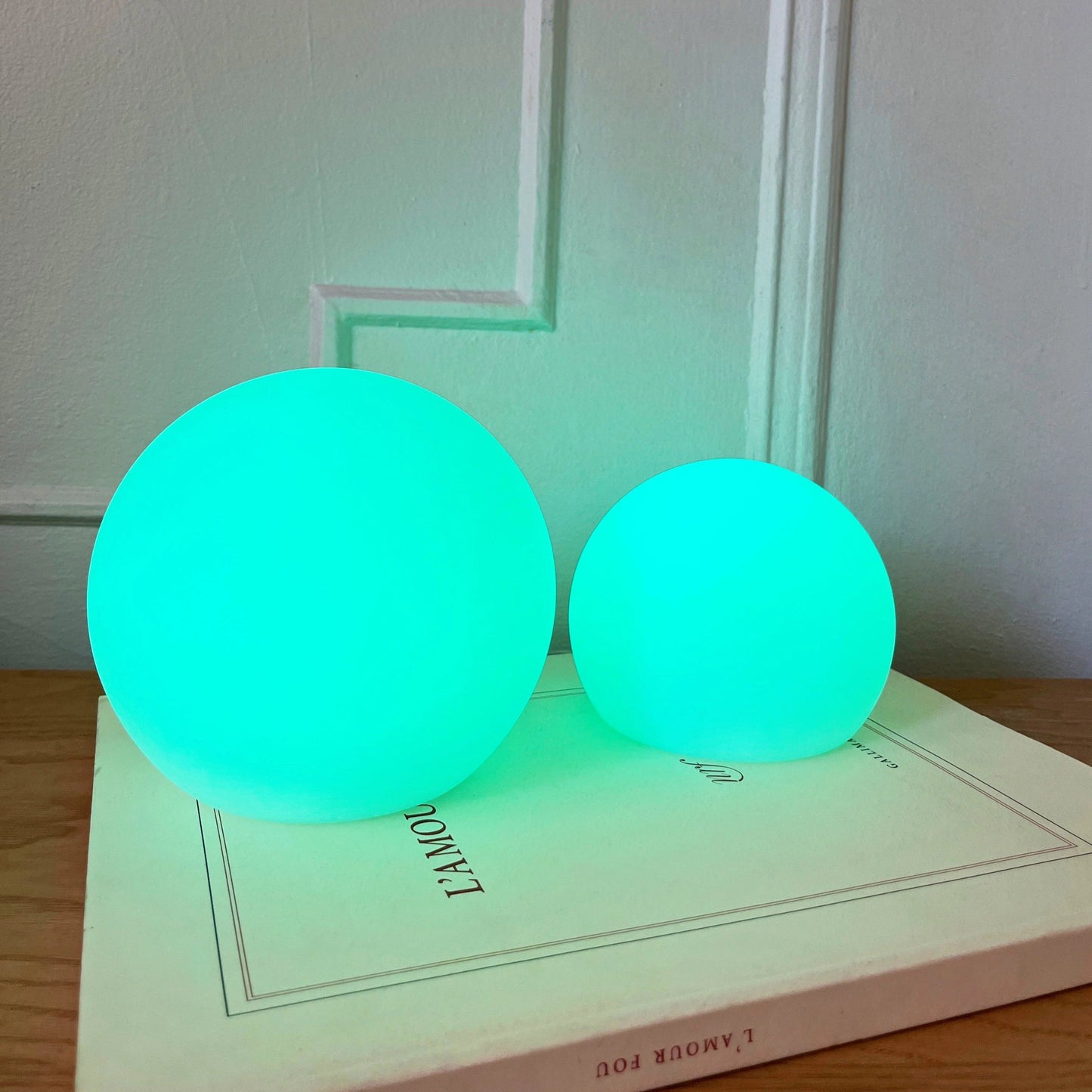 Lampe de Table LED Sans Fil en Forme de Lune – Rechargeable avec 16 Options de Changement de Couleur, Dimmable & Portable