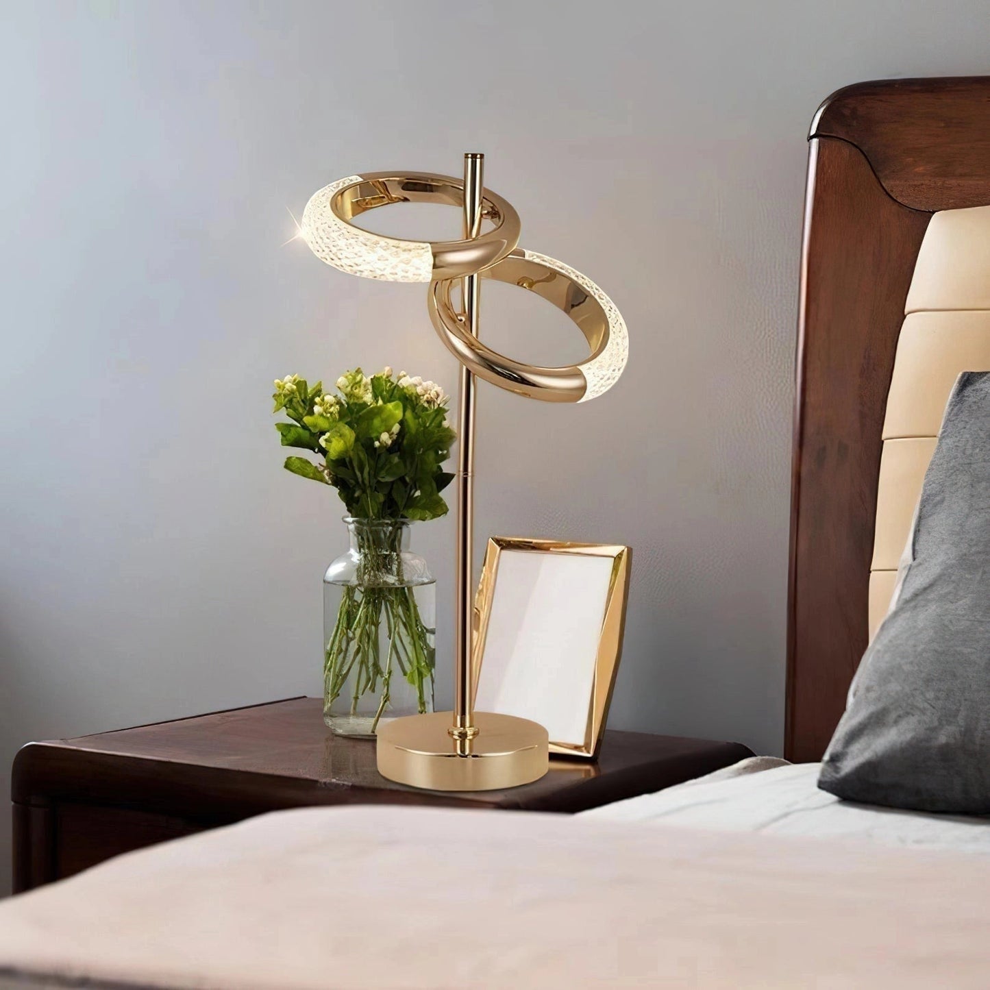 Applique Murale Réglable Style Nordique – Pivotante à 360°, Finition Dorée, Éclairage LED pour Chambre ou Salon