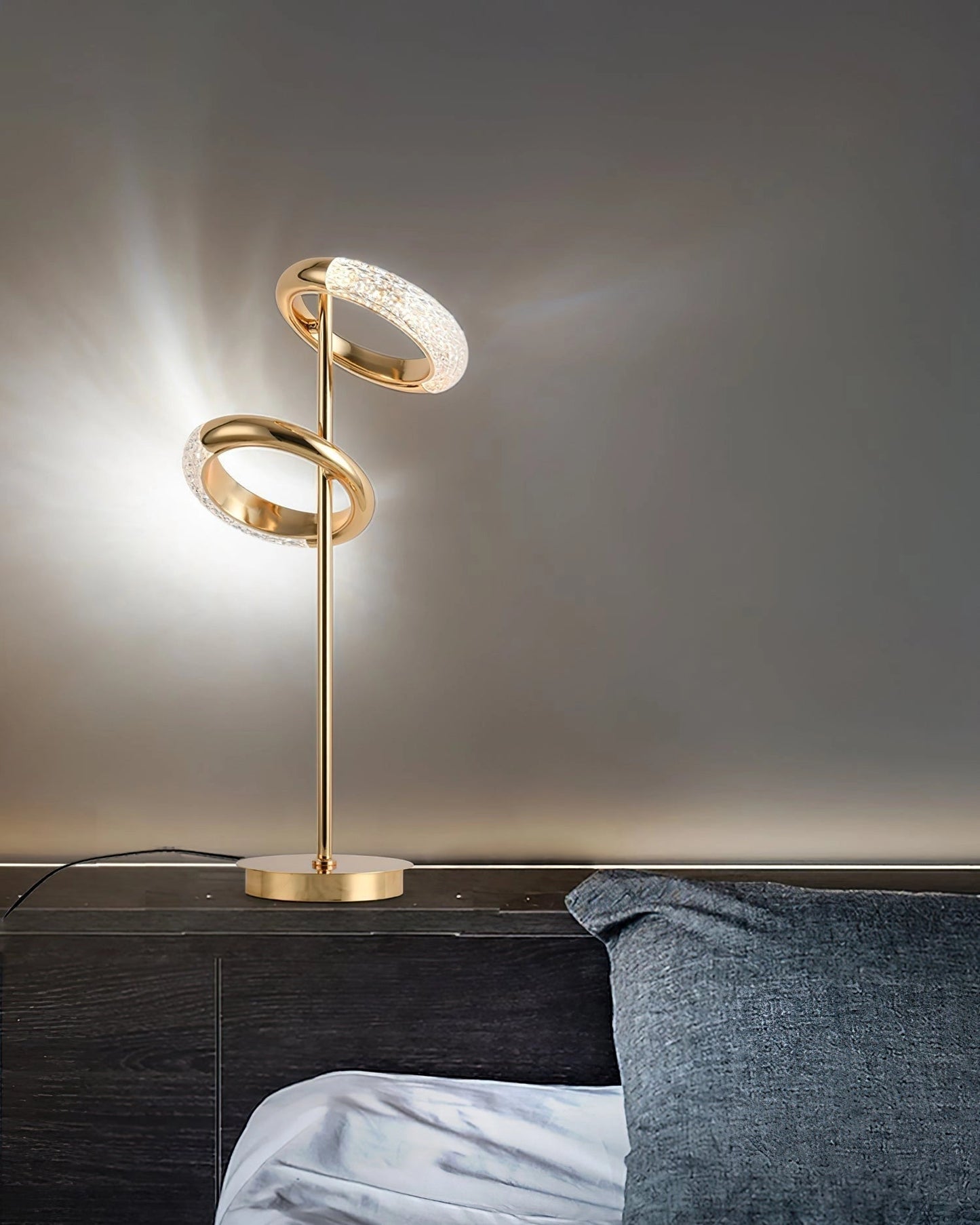Applique Murale Réglable Style Nordique – Pivotante à 360°, Finition Dorée, Éclairage LED pour Chambre ou Salon