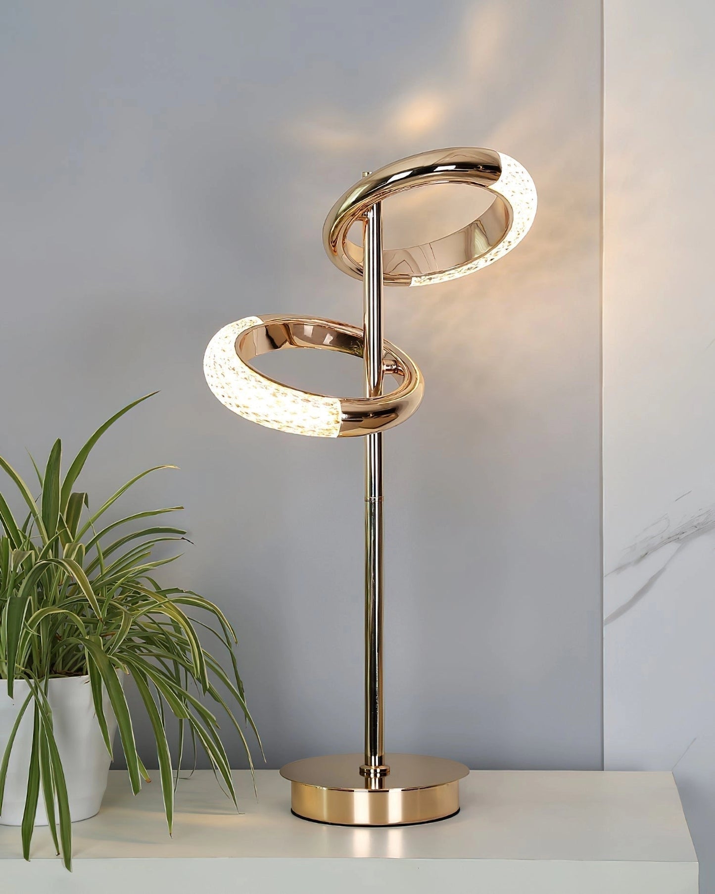 Applique Murale Réglable Style Nordique – Pivotante à 360°, Finition Dorée, Éclairage LED pour Chambre ou Salon