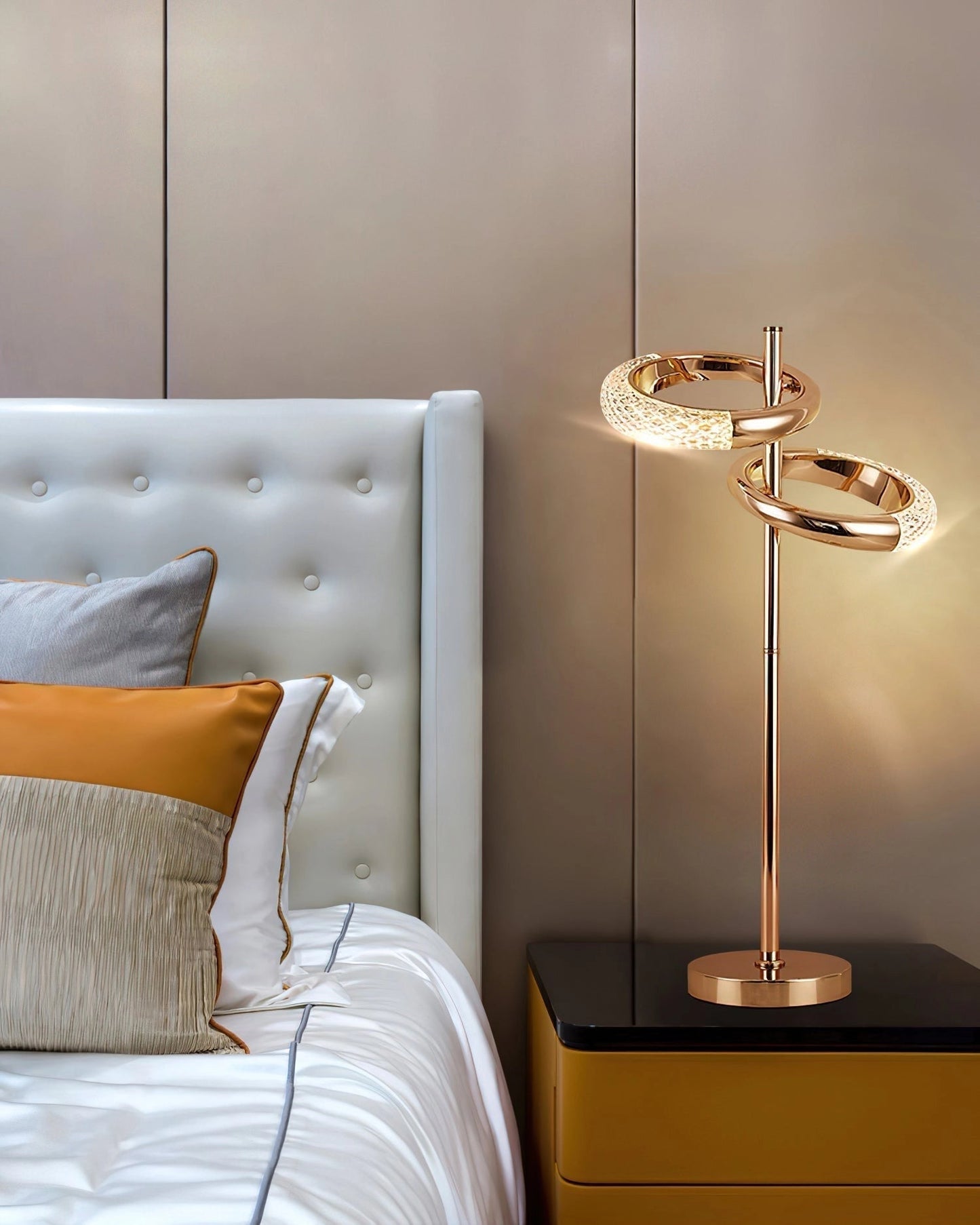 Applique Murale Réglable Style Nordique – Pivotante à 360°, Finition Dorée, Éclairage LED pour Chambre ou Salon