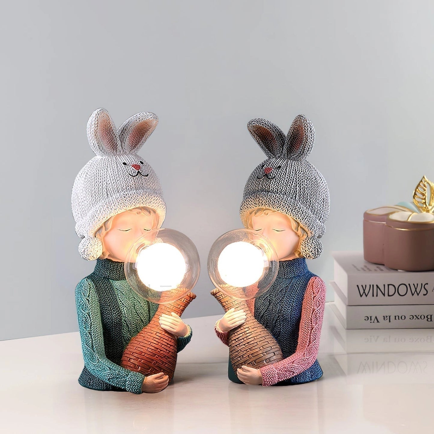 Lampe de table en résine Élégance Lyra Fille Lapin – Abat-jour en verre double