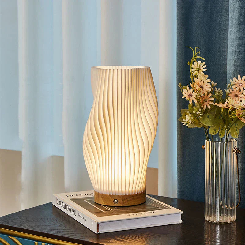 Lampe LED Serene Wavecrest de Laura Fletcher – Design moderne avec luminosité dimmable, idéale pour un éclairage d'ambiance