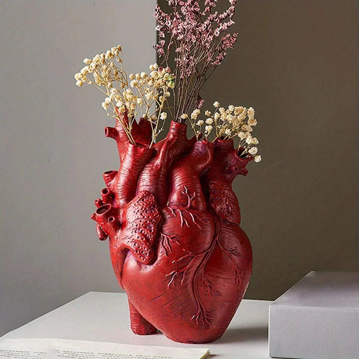 Ajoutez de la chaleur à votre espace avec le vase décoratif en forme de cœur