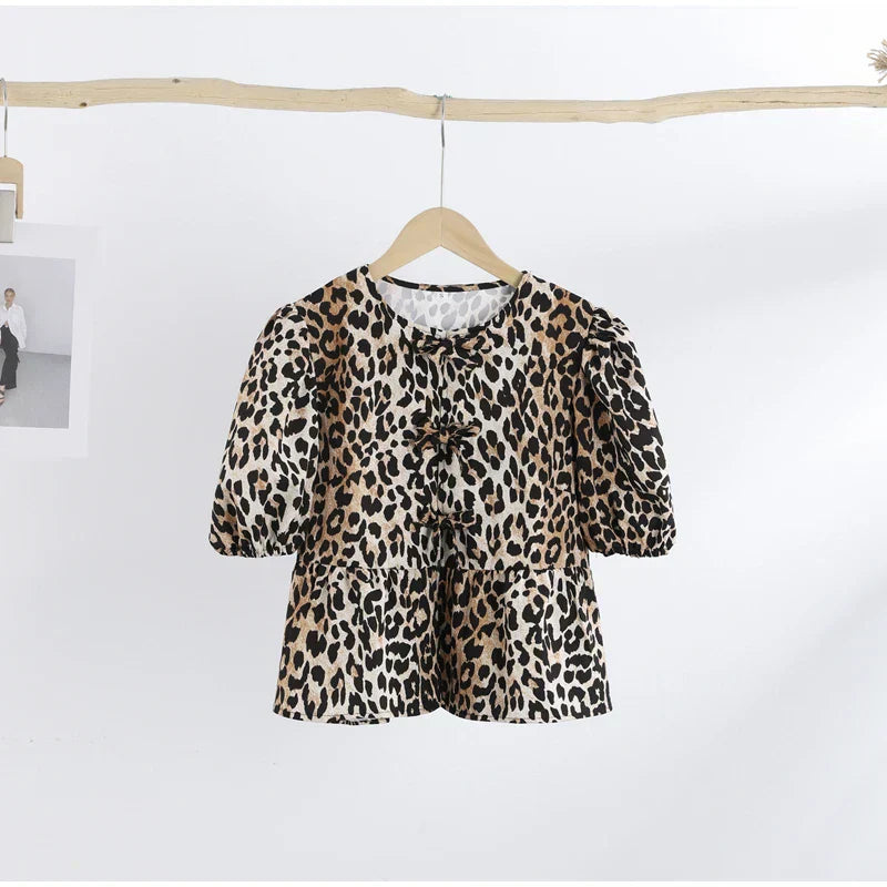 Top des dames claires avec des bouffées - motif de léopard ludique