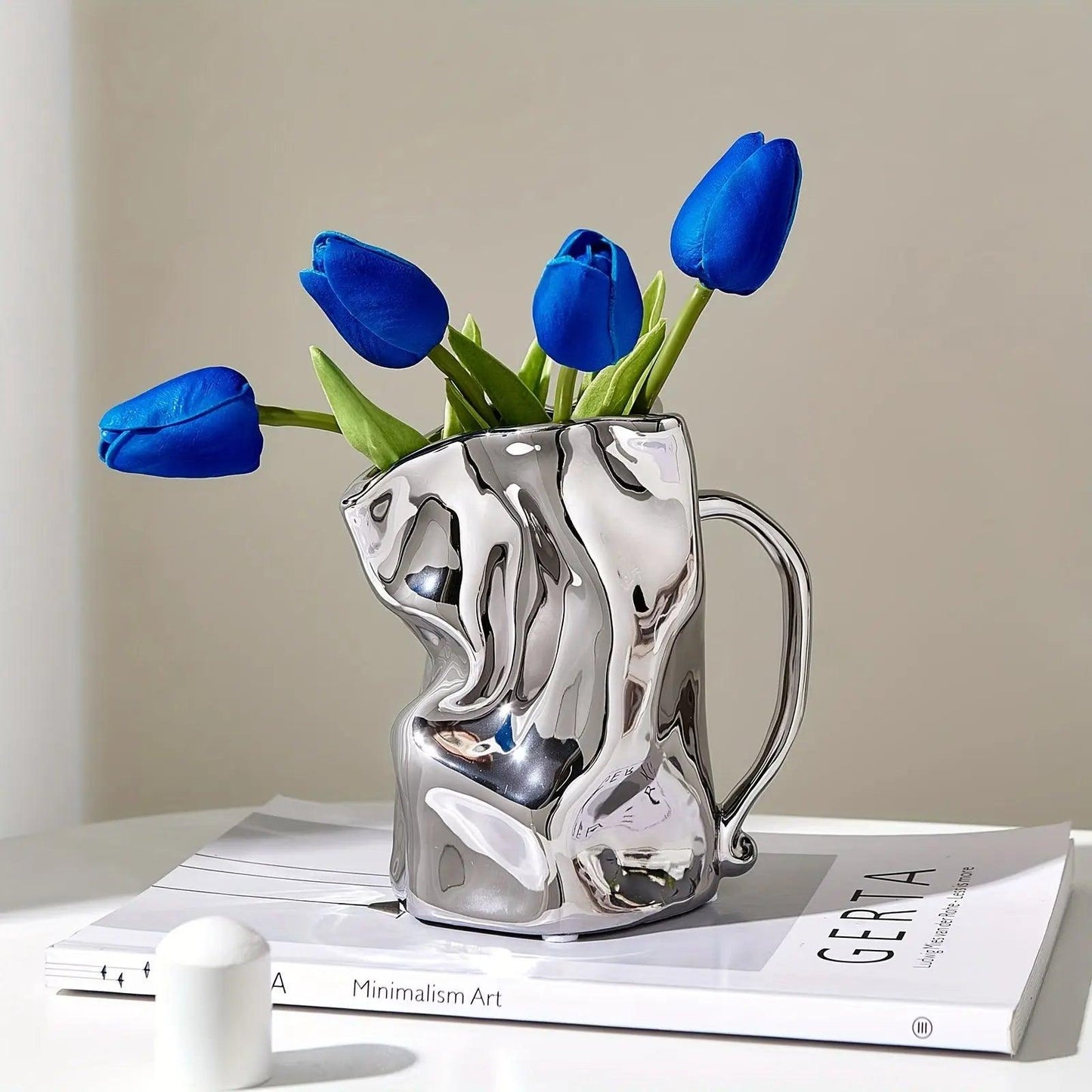 Vase en céramique moderne, élégant et intemporel pour des espaces de vie stylés