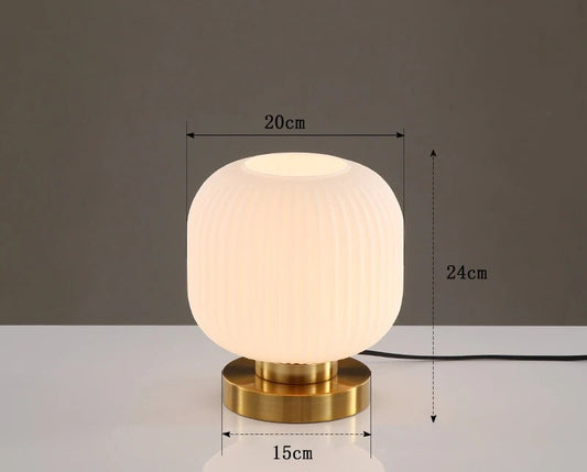 Lampe de table Isa en cristal - Lampe en verre au design scandinave, décoration intérieure moderne et élégante