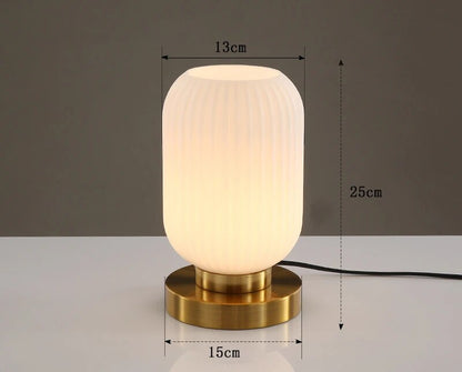Lampe de table Isa en cristal - Lampe en verre au design scandinave, décoration intérieure moderne et élégante