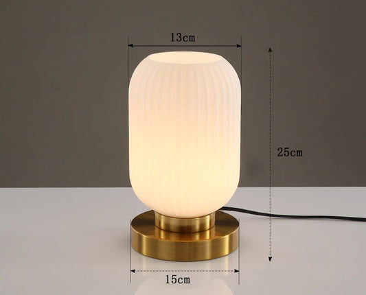 Lampe de table Isa en cristal - Lampe en verre au design scandinave, décoration intérieure moderne et élégante