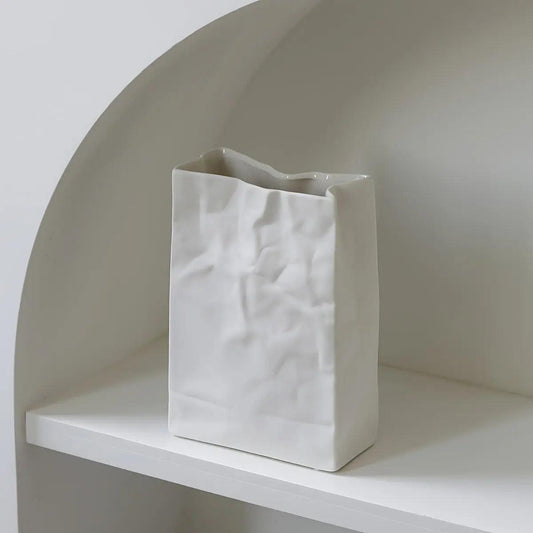 Vase en céramique artistique au design de sac en papier – Décoration unique pour intérieurs modernes