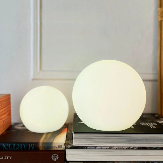 Lampe de Table LED Sans Fil en Forme de Lune – Rechargeable avec 16 Options de Changement de Couleur, Dimmable & Portable