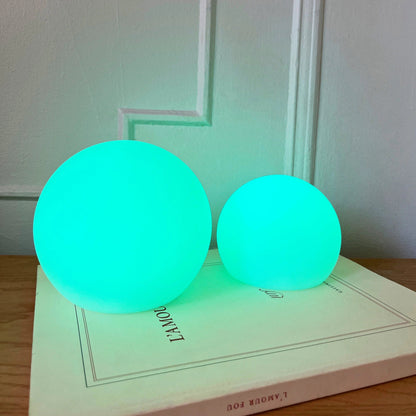 Lampe de Table LED Sans Fil en Forme de Lune – Rechargeable avec 16 Options de Changement de Couleur, Dimmable & Portable