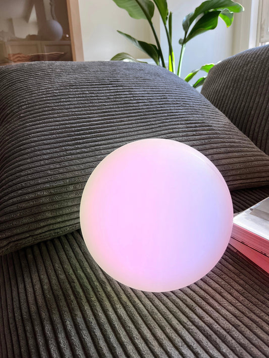 Lampe de Table LED Sans Fil en Forme de Lune – Rechargeable avec 16 Options de Changement de Couleur, Dimmable & Portable