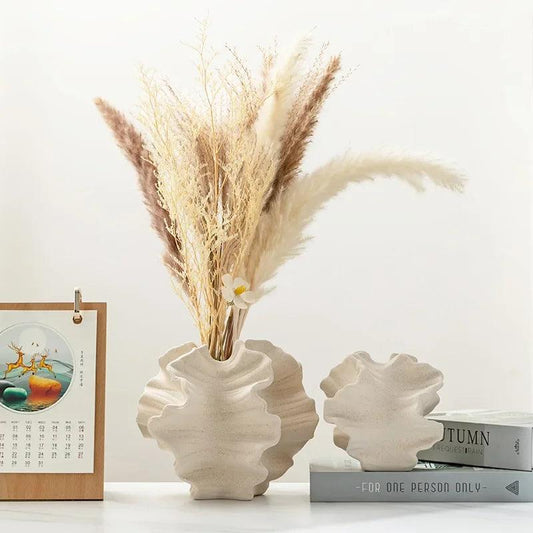 Apportez de l'élégance à votre intérieur avec notre vase en céramique géométrique