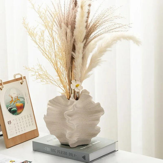 Apportez de l'élégance à votre intérieur avec notre vase en céramique géométrique