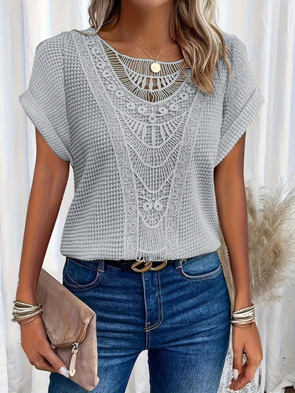 T-shirt boho pour les femmes avec des détails au crochet