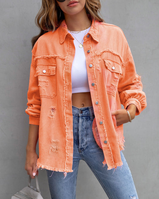 Veste de femmes avec des détails usés et une fermeture de bouton