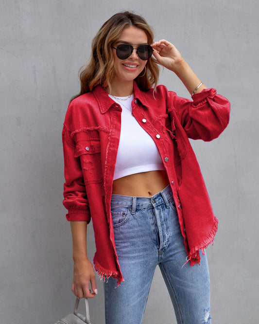 Veste de femmes avec des détails usés et une fermeture de bouton