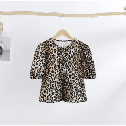 Top des dames claires avec des bouffées - motif de léopard ludique